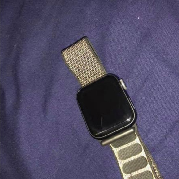 Apple Watch Series 4 - Picture 6 of 8
